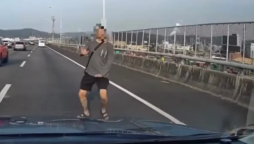 影/墜落前詭舉曝光！五楊高架35歲男小黃跳車　隨機攔車拉門