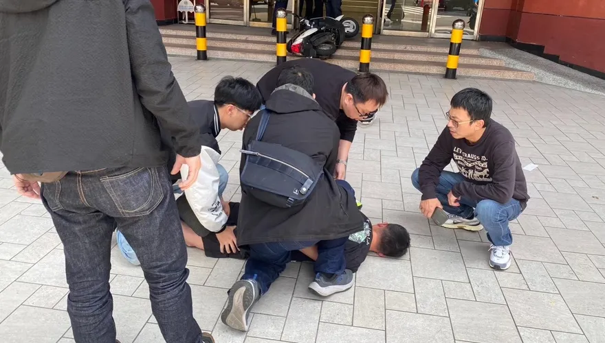 影/基隆32歲男「騎車暴衝撞警局」　警迅速制伏移送