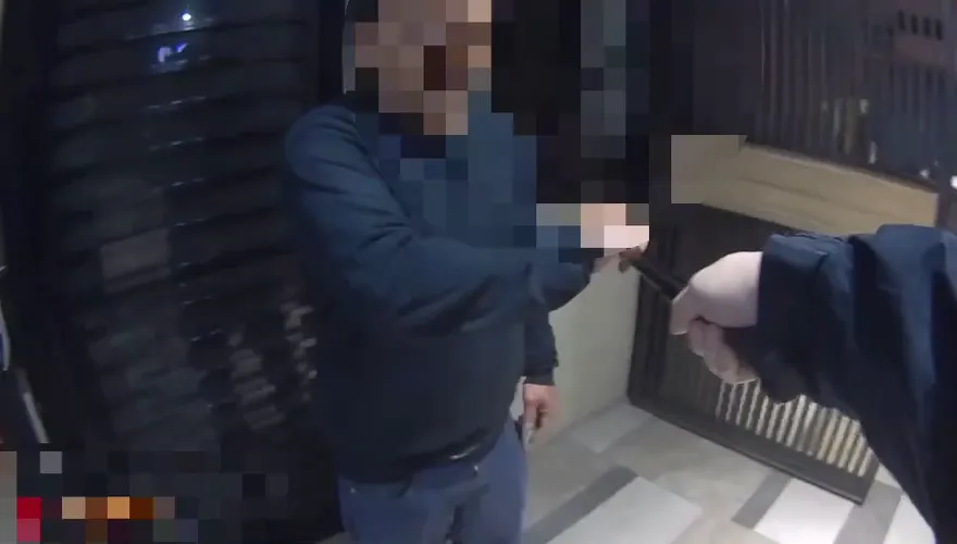 影/新北狂男持刀侵入社區！怒喊「存20萬豬公撲滿被偷」