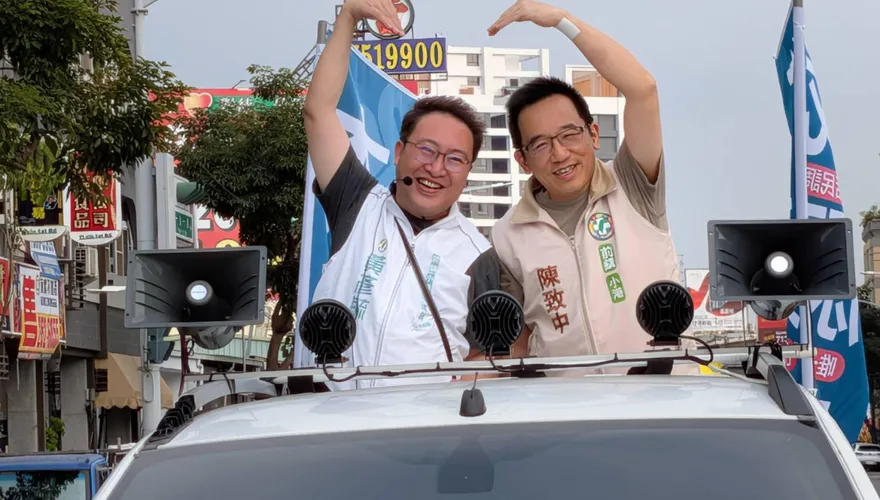 民進黨初選高雄頭籤！賴瑞隆、陳致中陪車掃　陳致中表態不參選全力挺「他」
