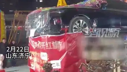影/陸男花2.5萬套圈圈套中汽車！業者當場翻臉拒兌現