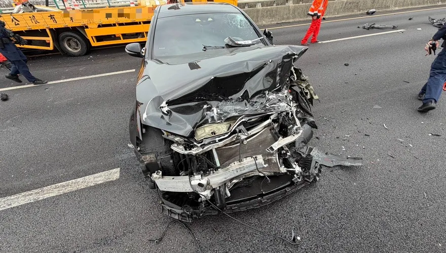 國3龍井段賓士追撞緩撞車「車頭被吃掉」　29歲男受傷