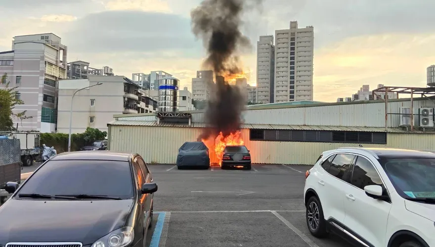 驚險！高雄26年老賓士發動秒起火　延燒鄰車幸無傷亡
