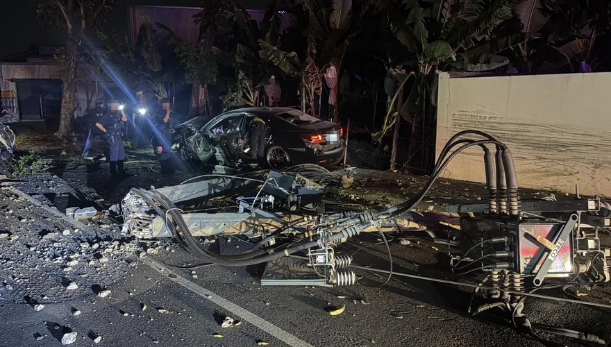 影/高雄凌晨大停電！毒駕男拒檢撞警車、電桿　車頭沒了