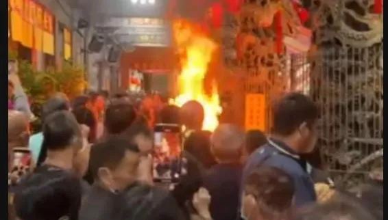 影/首度「發爐」！屏東玉皇宮深夜竄火光　湧3千人朝聖