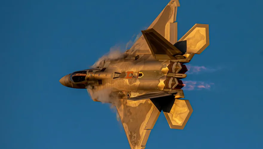 F-22匿蹤戰機遭大陸殲16「以一敵二」逼退？謝寒冰揭內幕：美軍大意！