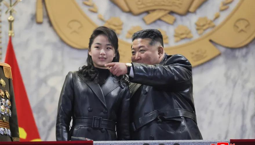 金正恩攜女閱兵穿「同款皮衣」亮相！專家：再釋接班訊號