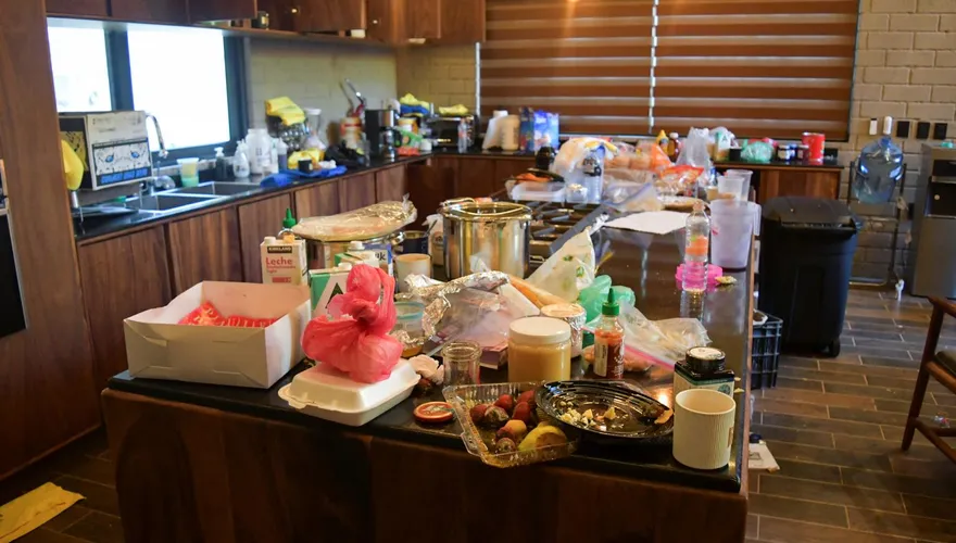 墨西哥大毒梟豪宅內部曝光！外賣盒堆積如山、止痛藥擺滿桌