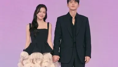 狂冒粉紅泡泡！徐仁國誇Jisoo「可愛又幽默」 被導演爆料：休假也到現場
