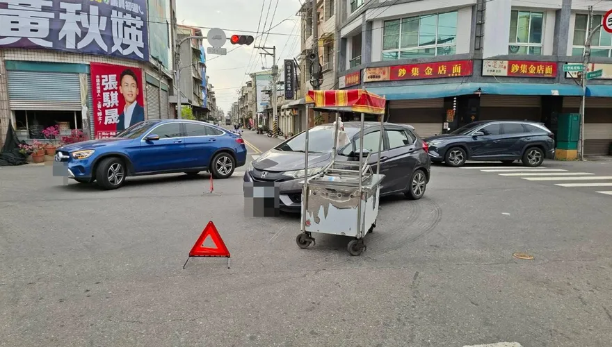 高雄違規汽車撞違規攤車　78歲阿嬤被捲進車底