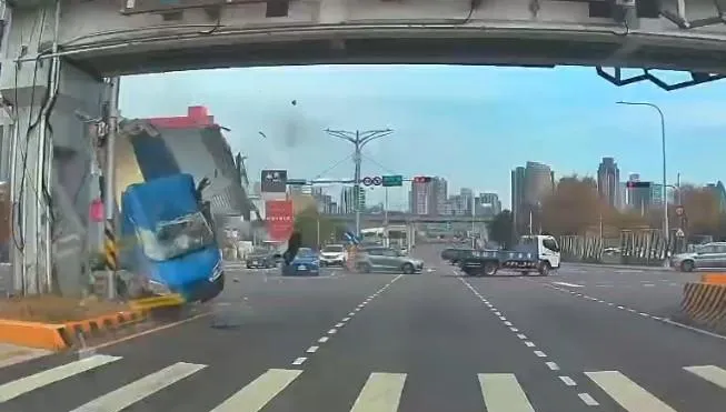 影/台灣大道小貨車失控翻滾　解體冒煙驚悚畫面曝光