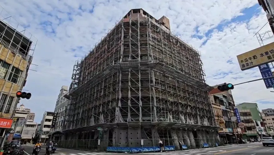 台南中西區來亞大樓有倒塌危機　市府列危樓將強制拆除