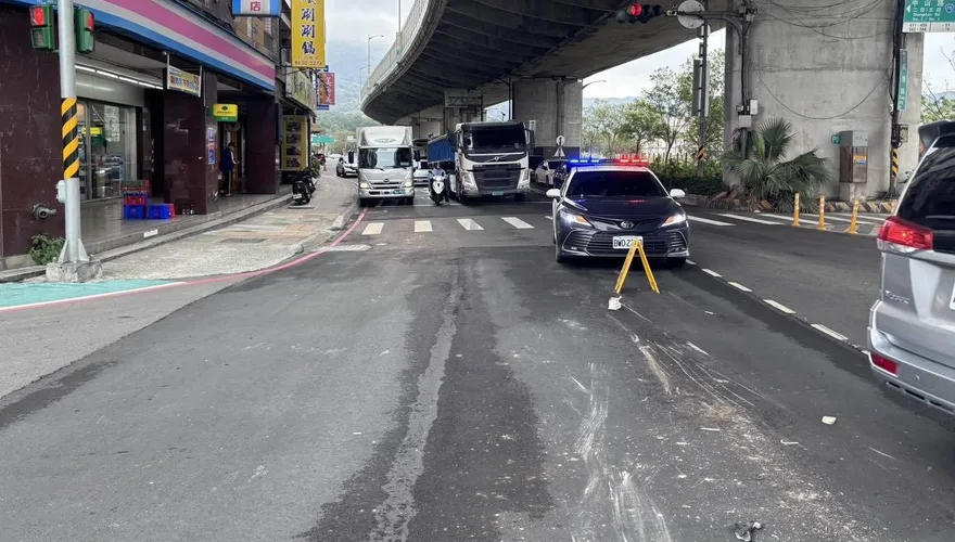 影/新北八里砂石車擦撞機車　女騎士當場死亡