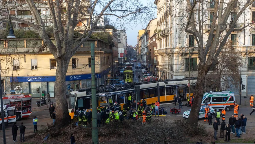 超扯畫面！米蘭市中心「列車出軌撞餐廳」　2人沒了