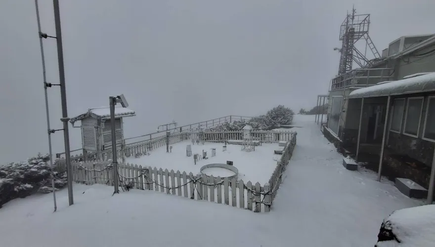 影/玉山美呆了！今晨雪深4公分　還堆2座可愛雪人