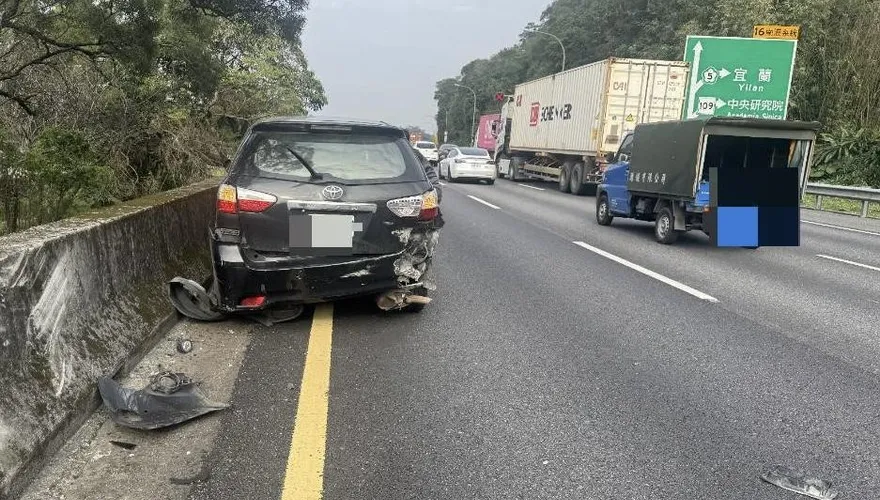 影/國3自小客遭連結車擦撞　旋轉360度撞護欄