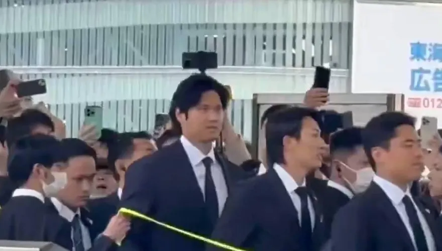 WBC/車站驚見野生大谷翔平！日本隊搭新幹線球迷擠爆
