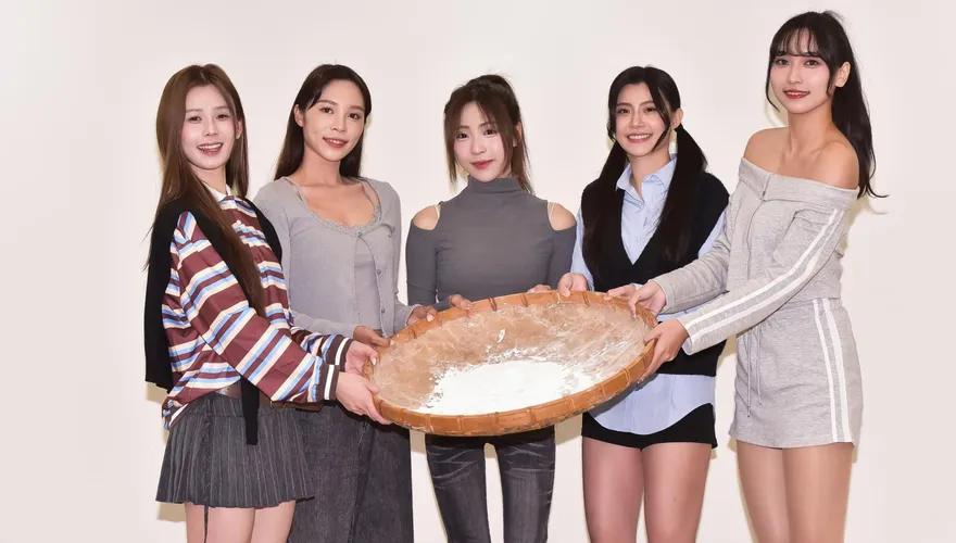 啦啦隊女孩滾元宵初體驗！各務禮美奈、容容、貝拉、十一、棠棠敬老送暖
