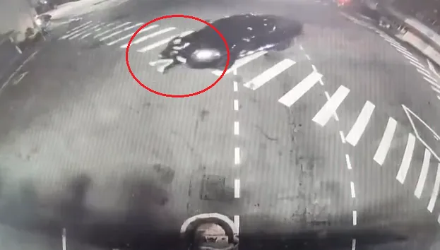 影/新竹警笛大作！行人遭左轉車撞　誤認對方施暴急報案