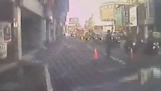 桃園火車站旁「女子墜樓重創」！血染馬路命危