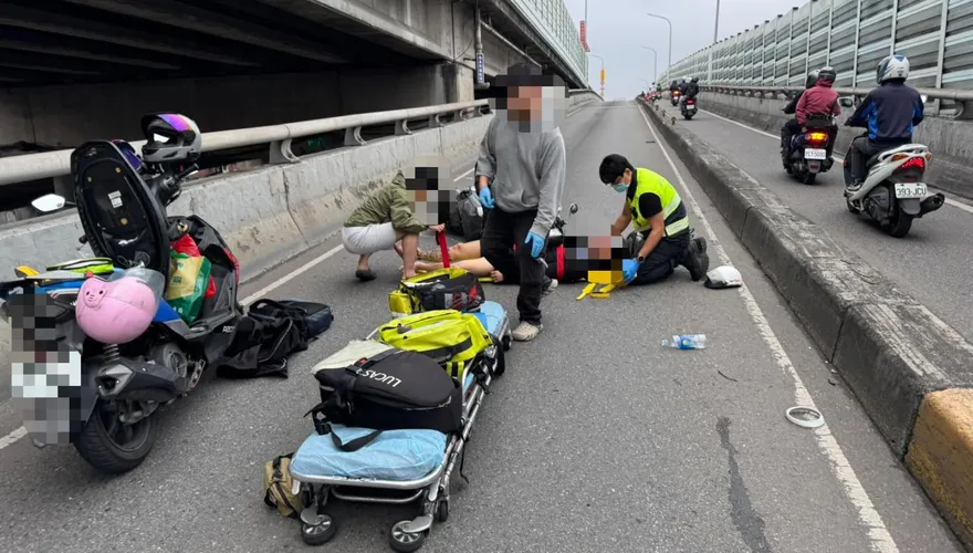 嚴重車禍！板橋浮洲橋21歲男騎士「無照自撞分隔島」　命危送醫搶救