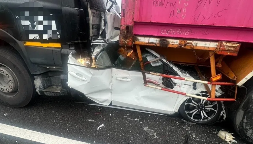 影/國1路竹段小車遭大車「夾殺」折成V型　44歲男慘死