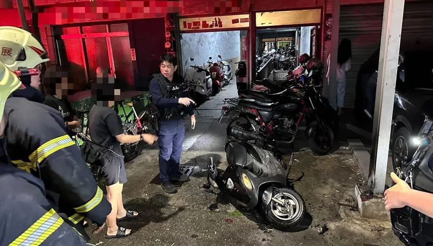高雄停車棚遭祝融！疑亂丟菸蒂惹禍「機車龍頭燒毀」