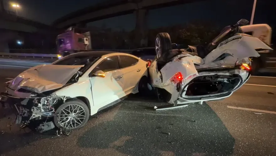 影/國1鼎金系統2車追撞烏龜翻　女駕駛爬車外驚魂未定