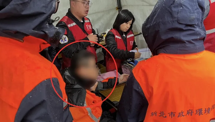 平溪天燈節清潔隊員突倒地　暖警哈姆立克法即刻救援搶命