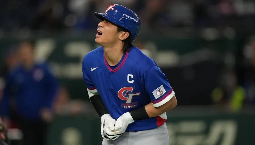 WBC/首戰遭觸身「手指骨裂」傷退！陳傑憲賽後吐心聲