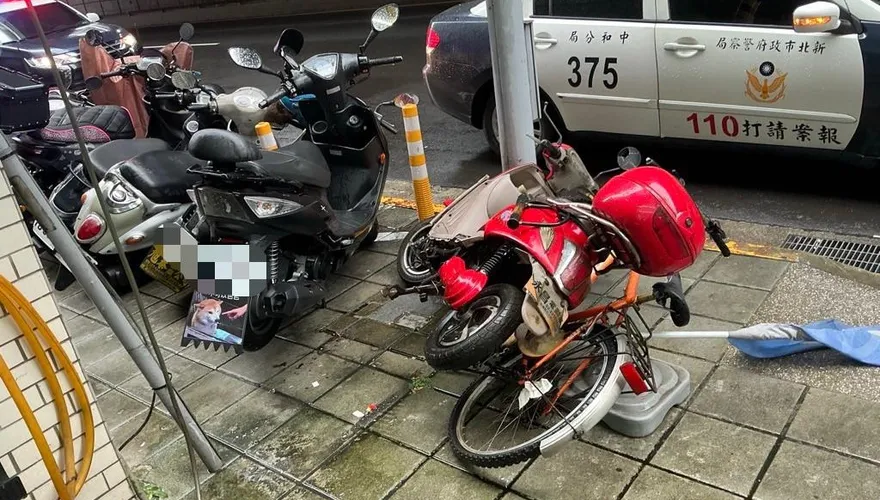 影/新北80歲老翁疑「油門卡住」暴衝　衝撞8車如打保齡球