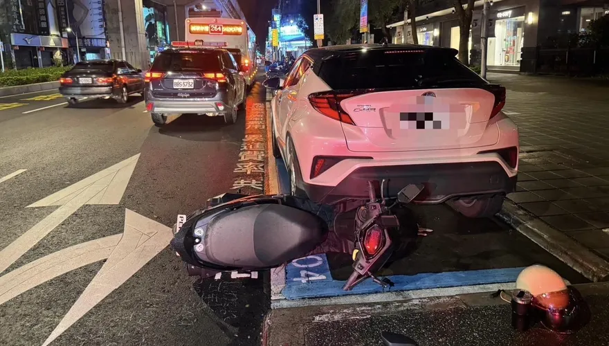 板橋機車自摔衝撞公車、自小客　騎士慘摔骨折送醫
