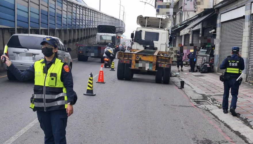 影/高雄前鎮拖板車擦撞機車　女騎士遭輾過命危搶救不治