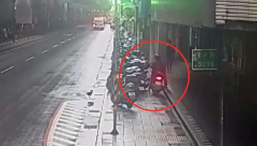 影/新北中和老翁人行道催油門暴衝　8機車無辜遭殃