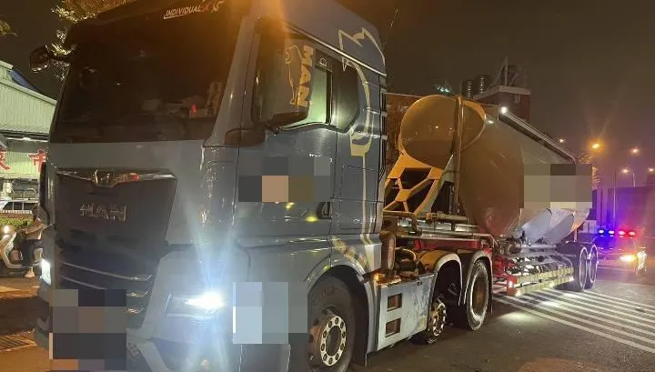 國1彰化段17車追撞！半聯結車爆胎　輪胎皮散落惹禍