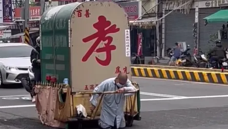 孝心感動萬人！屏東界舟法師跪行拉棺材車　只為發揚孝道