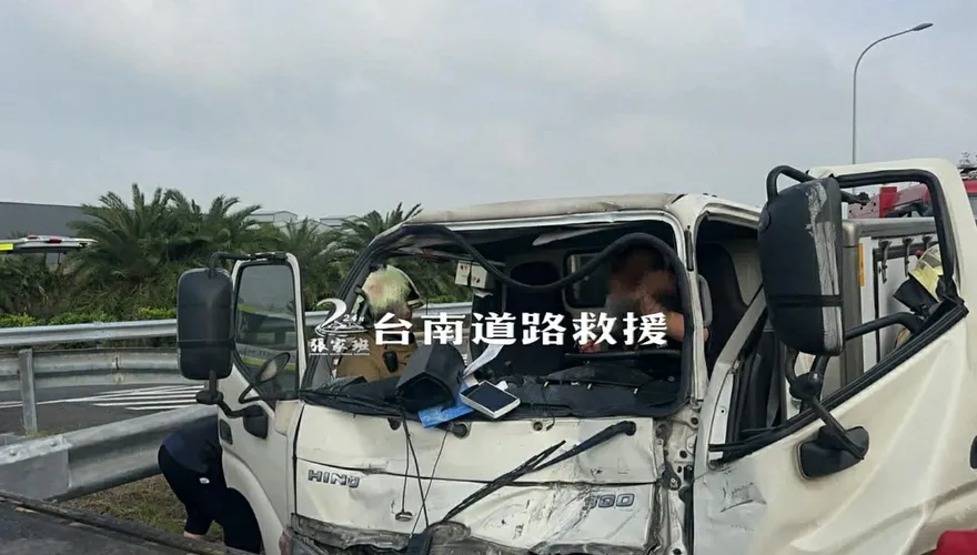 國1安定段追撞車禍！貨車駕駛「腳部撕裂傷」急送醫