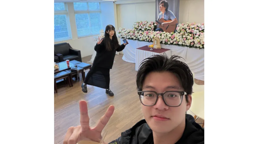 袁惟仁遺照曝光！兒女靈堂「比YA」道別：要帶溫暖來送他