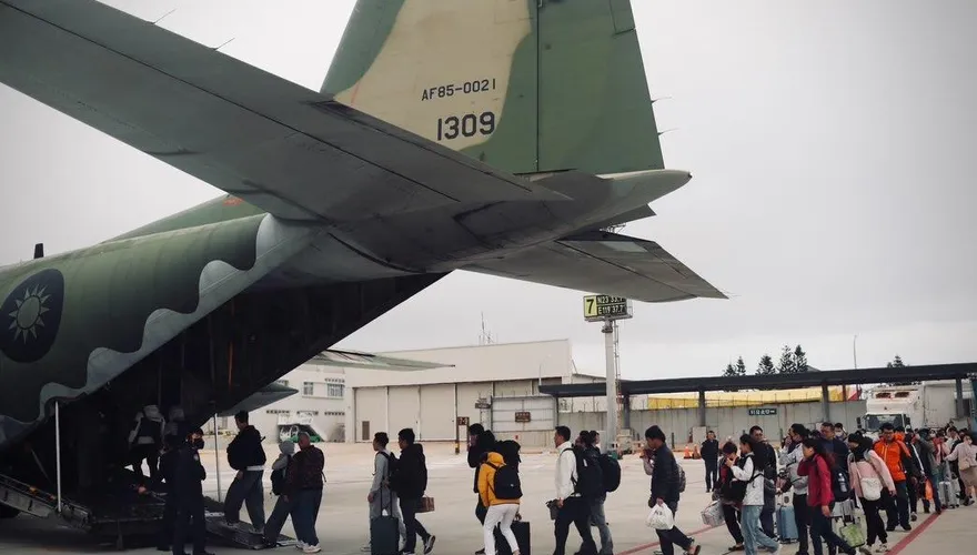 澎湖馬公機場湧返台人潮　空軍出動C-130H疏運
