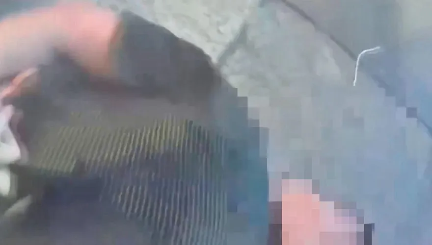 影/台北車站前忠孝西路「狂男疑吸毒亂跑隨機跳車頂」！