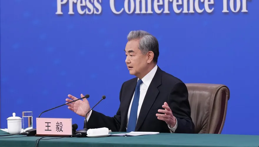 喊「今年是中美關係的大年」！王毅：高層交往議程已擺上桌
