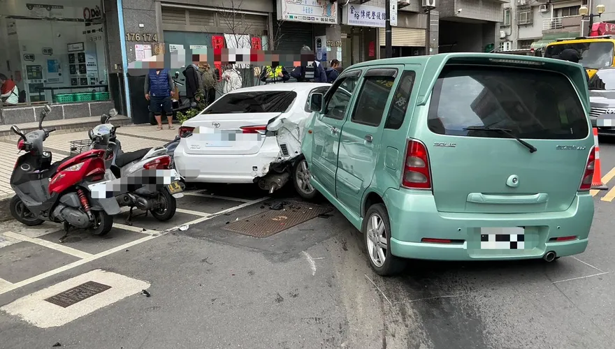 影/高齡駕駛肇事又來！「高速猛撞多車衝向人行道」直擊