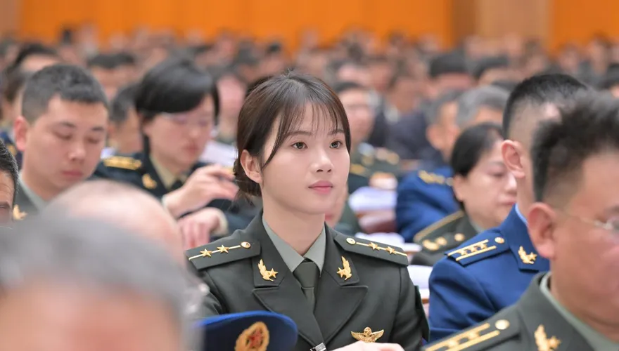 「解放軍宋慧喬」現身兩會！徐楓燦成「嬌點」代表搶合影