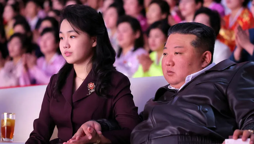 金正恩牽手金主愛觀看婦女節表演！官媒稱「心愛的女兒」
