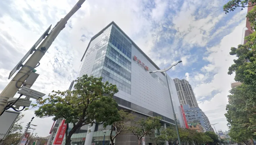 新光三越男廁遇「門鎖陷阱」！他一摸竟是保險套　崩潰狂洗手