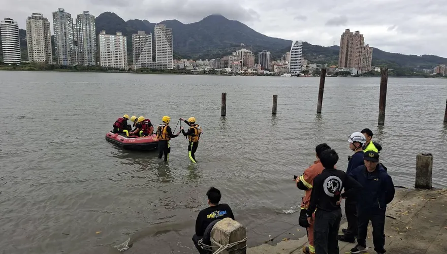 6旬男獨坐關渡橋欄杆後墜河　警消救起命危送醫