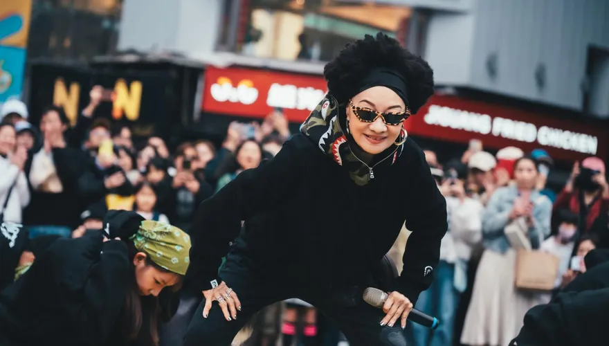 74歲比莉快閃台北街頭！揪民眾熱力唱跳嗨炸　周湯豪低調隱身人群被捕捉