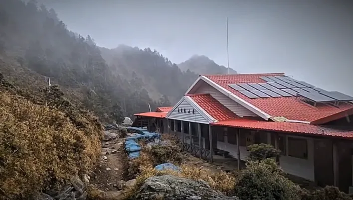 罕見3月雪！高山急凍0度　嘉明湖山屋清晨降雪20分鐘