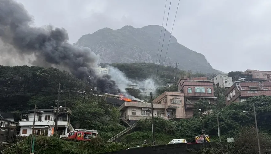 影/新北瑞芳山區民宅火警　火舌濃煙竄出直沖天際