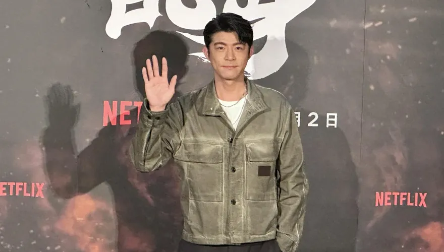 和謝欣穎共撐傘爆復合！王柏傑尬笑回「今天搭車來」 聊三太子到一半麥克風突消音